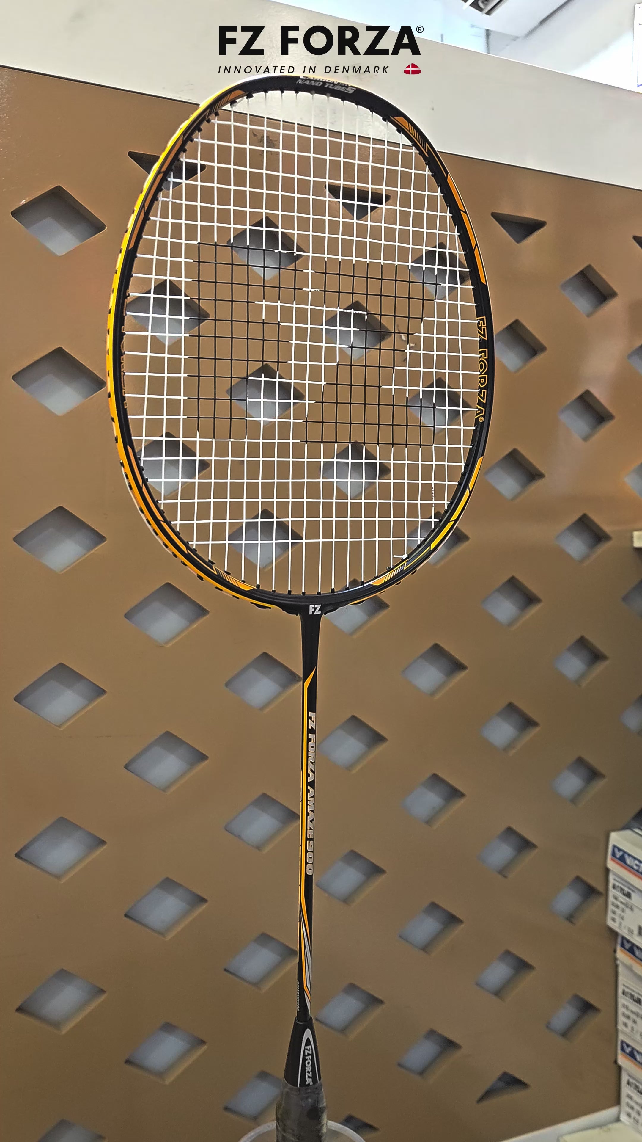 FZ Forza AMAZE 900 4U Badminton Racket – Head Light Balance